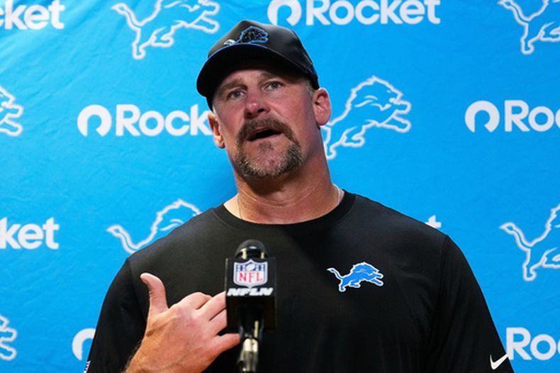 Dan Campbell, entrenador en jefe de los Lions de Detroit, habla a los medios tras el partido de pretemporada de NFL contra los Bengals de Cincinnati, jueves 13 de agosto de 2026 en Cincinnati (AP Foto/Carolyn Kaster)