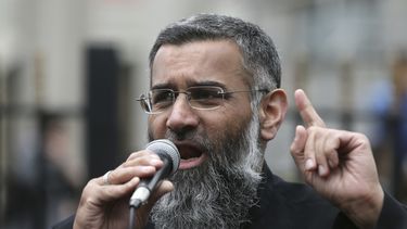 El predicador británico Anjem Choudary en Londres el 3 de abril de 2015. (Foto AP /Tim Ireland)