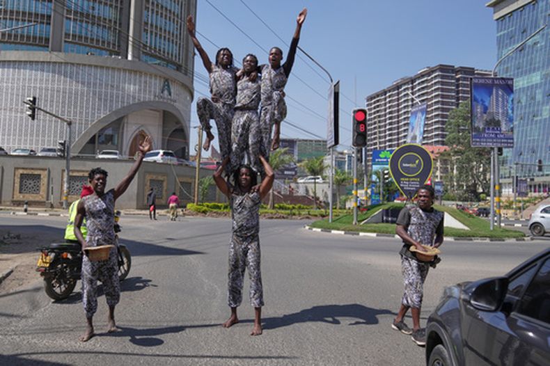 Acróbatas actúan en una calle en Nairobi, Kenia, el 26 de agosto de 2026. (AP Foto/Brian Inganga)