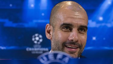 americateve | El DT de Bayern Munich, Pep Guardila, durante una conferencia de prensa en Manchester, Gran Breta&ntilde;a, el 24 de noviembre del 2014. El club alem&aacute;n dijo el 29 de noviembre que est&aacute; dispuesto a prolongar su contrato. (AP Foto/Jon Super)