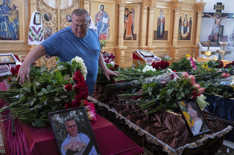 Dmytro Haiova en el funeral de sus hijos Vladyslav y Roman, su esposa Natalia y el hermano de ella Oleksandr, muertos en un ataque ruso contra Kiev, el 5 de agosto del 2025. (AP foto/Danylo Antoniuk)