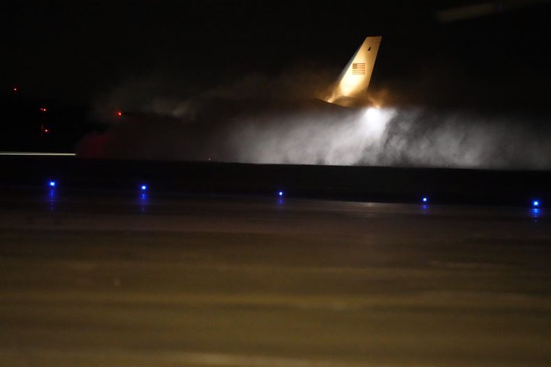 El Air Force One levanta una nube de nieve al aterrizar con el presidente de Estados Unidos, Donald Trump, a bordo en la Base Conjunta Andrews, en Maryland, el 19 de febrero de 2025. (AP Foto/Mark Schiefelbein)