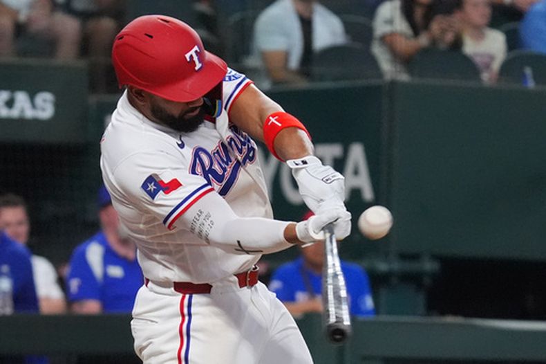 Ezequiel Durán, de los Rangers de Texas, conecta un sencillo para dejar en el terreno al rival y permitir que su compañero de equipo Brandon Nimmo anotara en la novena entrada de un partido de béisbol contra los Reales de Kansas City, el sábado 30 de mayo de 2026, en Arlington, Texas. (Foto AP/LM Otero)
