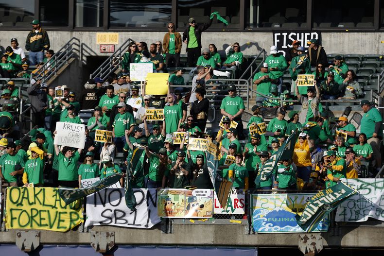 Seguidores de los Atléticos de Oakland protestan contra los planes de mudar el equipo a Las Vegas, durante el juego ante los Rays de Tampa Bay, el martes 13 de junio de 2023 (AP Foto/Jed Jacobsohn)