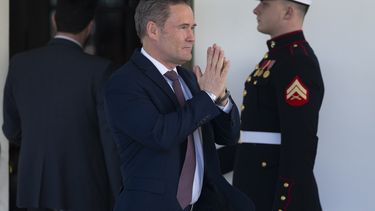 Mike Waltz, asesor de seguridad nacional de la Casa Blanca, le hace un gesto a Lara Trump, nuera del presidente Donald Trump y conductora de la televisora Fox News, tras hablar con ella el miércoles 19 de marzo de 2025, en la Casa Blanca, en Washington. (AP Foto/Ben Curtis)