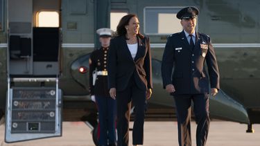 Harris viaja a frontera con México; la critican por demora