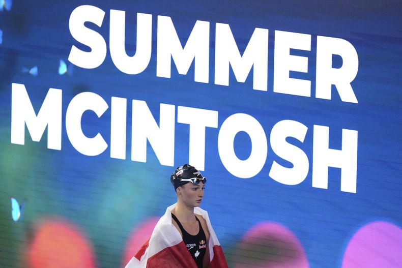 La canadiense Summer McIntosh celebra tras ganar la medalla de oro de los 200 metros combinados en el Mundial de natación, el lunes 28 de julio de 2025. (AP Foto/Lee Jin-man)