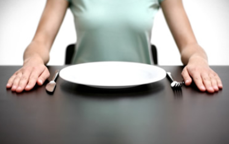 Mucha gente se salta comidas para perder peso. Un estudio prueba si es efectivo o no  el hacer eso.