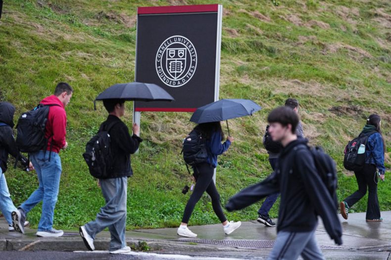 Alumnos pasan por el campus de la Universidad de Cornell en Ithaca, Nueva York, el jueves 1 de octubre de 2026. (AP Foto/Matt Rourke)