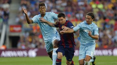 americateve | El jugador de la selecci&oacute;n de Argentina y del Barcelona, Lionel Messi, centro, disputa un bal&oacute;n en un partido contra el Granada el s&aacute;bado, 27 de septiembre de 2014, en Barcelona. (AP Photo/Emilio Morenatti)