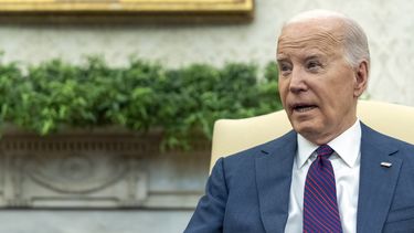 El presidente Joe Biden habla mientras se reúne con el primer ministro iraquí, Shia al-Sudani, en la Oficina Oval de la Casa Blanca, el lunes 15 de abril de 2024, en Washington. (Foto AP/Alex Brandon)