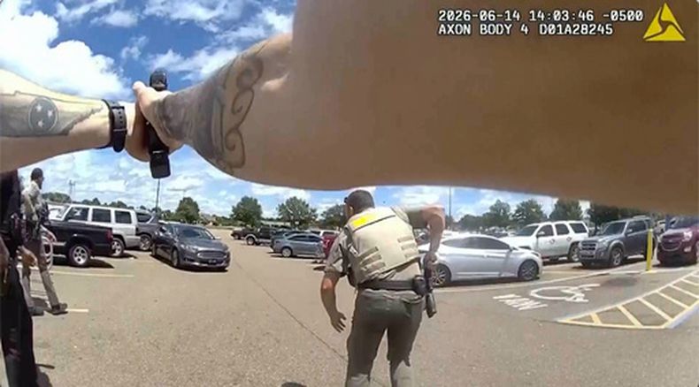 En la imagen, proporcionada por el Departamento de Seguridad Pública de Mississippi, se muestran escenas de la cámara corporal de los agentes que acudieron a la escena de un delito donde un niño de 1 año recibió un disparo de un policía en Senatobia, Mississippi, el 14 de junio de 2026. (Departamento de Seguridad Pública de Mississippi vía AP)