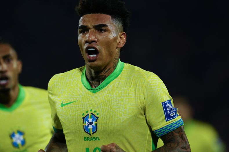 Igor Jesús, de la selección de Brasil, festeja luego de anotar el tanto del empate ante Chile en un partido de la eliminatoria mundialista, disputado el jueves 10 de octubre de 2024, en Santiago (AP Foto/Esteban Felix)