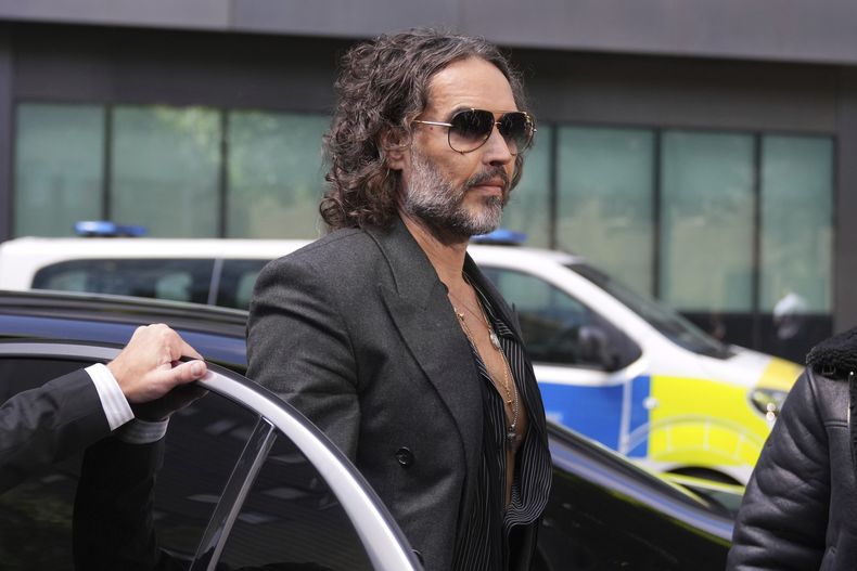 El cómico y actor inglés Russell Brand llega al tribunal de Southwark Crown, donde está acusado de violación y agresión sexual, en Londres, el 30 de mayo de 2025.(AP Foto/Alastair Grant)
