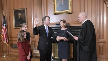 Kavanaugh es investido juez de Corte Suprema tras polémica