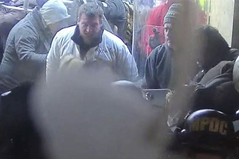 En esta imagen de un video de seguridad de la Policía del Capitolio se ve el momento en el que el carnicero Kyle Fitzsimons aparece cerca de una puerta en el Capitolio, en Washington, durante el asalto a ese lugar, el 6 de enero de 2021. (Departamento de Justicia vía AP)