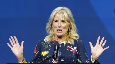Jill Biden encabeza atletas de EEUU hacia Japón