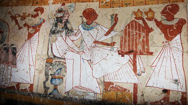 americateve | Imagen proporcionada por el Consejo Supremo de Antig&uuml;edades de Egipto donde se ven las coloridas inscripciones de una tumba reci&eacute;n descubierta en Luxor, el 3 de enero de 2014, que de acuerdo con arque&oacute;logos data de hace al menos 3.000 a