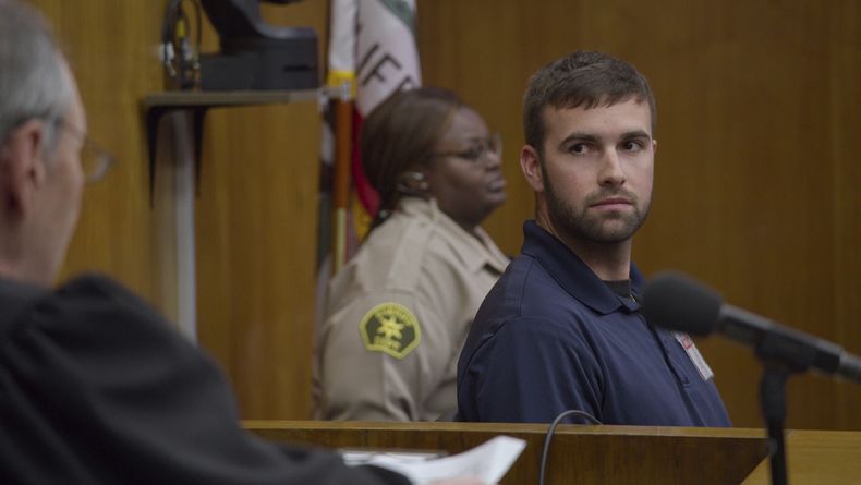 En esta imagen proporcionada por Amazon Freevee, Ronald Gladden, derecha, en una escena de Jury Duty. (Amazon Freevee vía AP)