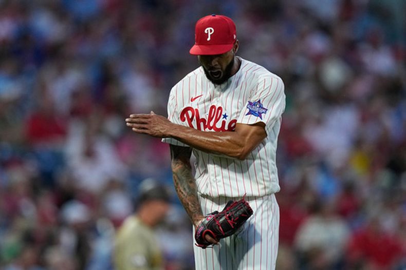 El dominicano Christopher Sánchez, de los Filis de Filadelfia, reacciona tras hacer un lanzamiento en el duelo ante los Padres de San Diego, el miércoles 3 de junio de 2026 (AP Foto/Matt Slocum)