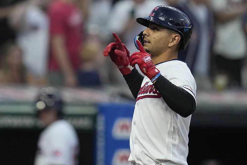 El venezolano Andrés Giménez, de los Guardianes de Cleveland, festeja al conectar un jonrón ante los Medias Blancas de Chicago, el viernes 4 de agosto de 2023 (AP Foto/Sue Ogrocki)