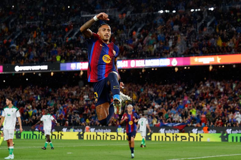 Raphinha celebra después de marcar el segundo gol del Barcelona desde el punto de penalti durante el partido de fútbol de La Liga española entre Barcelona y Racing de Santander, el miércoles 16 de septiembre de 2026, en Barcelona. (AP Foto/Joan Monfort)