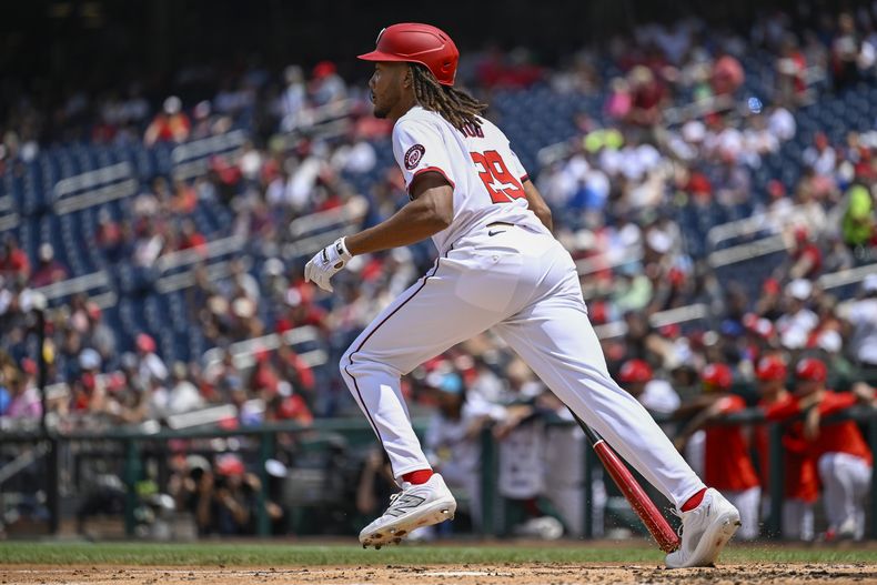 James Wood, de los Nacionales de Washington comenzando su corrida luego de pegar imparable durante la segunda mitad del juego de béisbol ante los Rojos de Cincinnati, el domingo 21 de julio de 2024, en Washington. (AP Foto/John McDonnell)