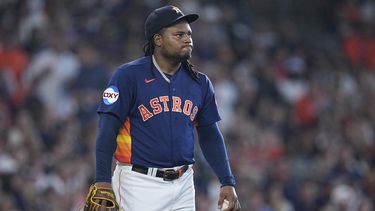 El abridor de los Astros de Houston Framber Valdez camina cerca del montículo tras un sencillo remolcador de J.P. Crawford para los Seattle Mariners durante el juego del sábado en Houston. (AP Foto/Kevin M. Cox)