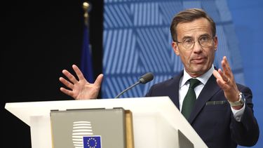 El primer ministro de Suecia, Ulf Kristersson, habla durante la conferencia de prensa de una cumbre de la UE en Bruselas, el viernes 30 de junio de 2023. (AP Foto/Geert Vanden Wijngaert)