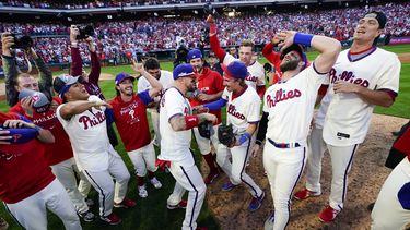 Filis eliminan a campeones Bravos y avanzan