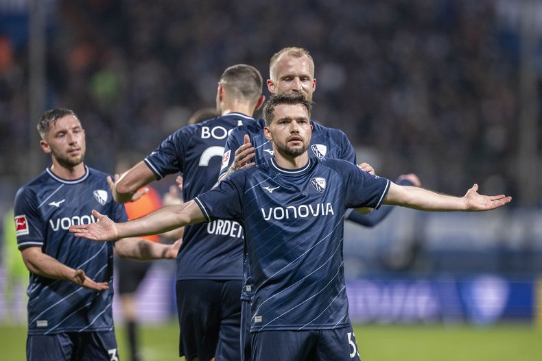 El delantero del VfL Bochum Kevin Stöger celebra su anotación durante el partido de la Liga de Alemania ente el TSG 1899 Hoffenheim en el Vonovia Ruhrstadion, en Bochum, Alemania, el viernes 26 de abril de 2024. (David Inderlied/dpa via AP)