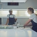 Esta imagen proporcionada por FX muestra al actor Ebon Moss-Bachrach (izquierda), a la actriz Ayo Edebiri (centro) y al actor Jeremy Allen White en una escena de The Bear. (FX vía AP)