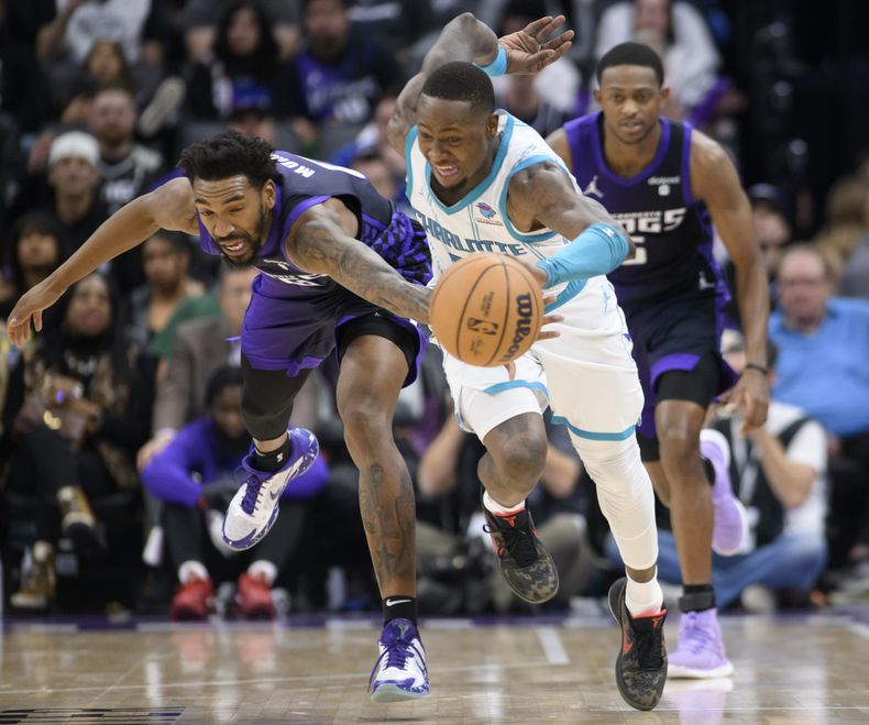 Terry Rozier (derecha), base de los Hornets de Charlotte, roba el balón a Malik Monk, de los Kings de Sacramento, en el partido del martes 2 de enero de 2024 (AP Foto/Randall Benton)