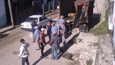 Trabajadores de la camapaña antivectorial, concentrados antes de comenzar su trabajo.