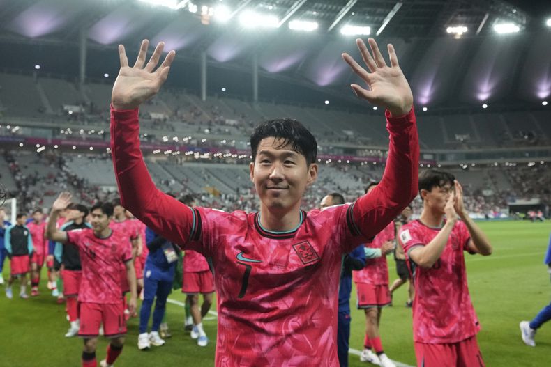 Son Heung-min, centro, de Corea del Sur, y sus compañeros de equipo celebran la clasificación de su selección a la Copa del Mundo de la FIFA 2026 despúes de derrotar a Kuwait en partido correspondiente al Grupo B de las eliminatorias de Asia, el martes 10 de junio de 2025, en el estadio de Seúl, Corea del Sur. (AP Foto/Ahn Young-joon)