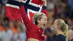 La noruega Katrine Lunde celebra el triunfo en la final de balonmano ante Francia, el sábado 10 de agosto de 2024 (AP Foto/Aaron Favila)