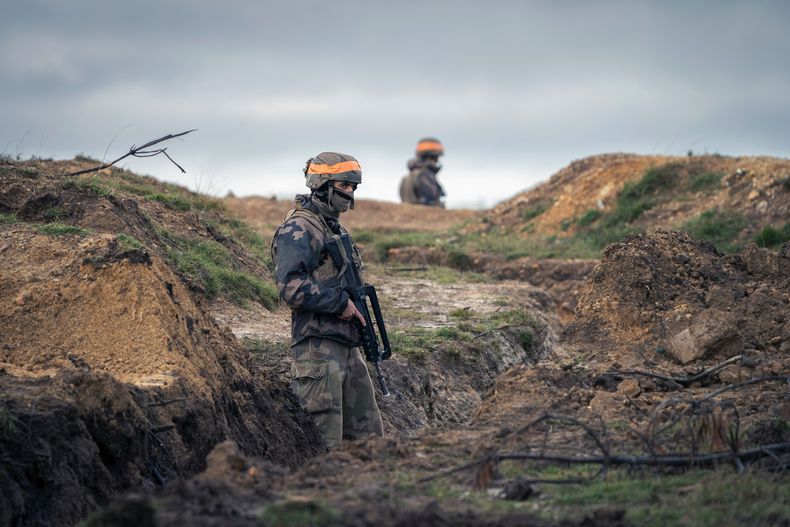 ARCHIVO - Soldados de infantería ucranianos entrenan con soldados franceses para aprender técnicas de combate en Francia, el 7 de noviembre de 2023. (AP Foto/Laurent Cipriani, archivo)