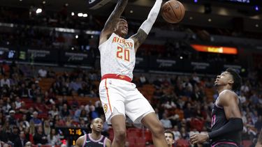 Hawks resisten al final y doblegan 115-113 al Heat