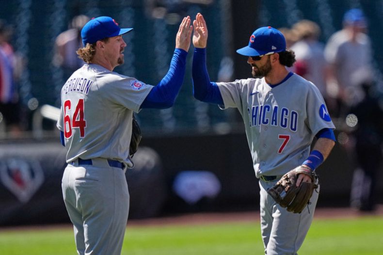 Dansby Swanson de los Cachorros de Chicago celebra con Tyler Ferguson tras el primer juego de la doble cartelera ante los Mets de Nueva York el miércoles 24 de junio del 2026. (AP Foto/Frank Franklin II)