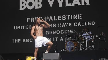 Bob Vylan actúa en el escenario West Holts durante el festival de Glastonbury en Worthy Farm, Somerset, Inglaterra, el sábado 28 de junio de 2025. (Yui Mok/PA via AP)