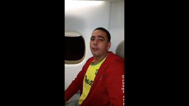 Migrante cubano deportado en México habla desde el avión rumbo a Cuba