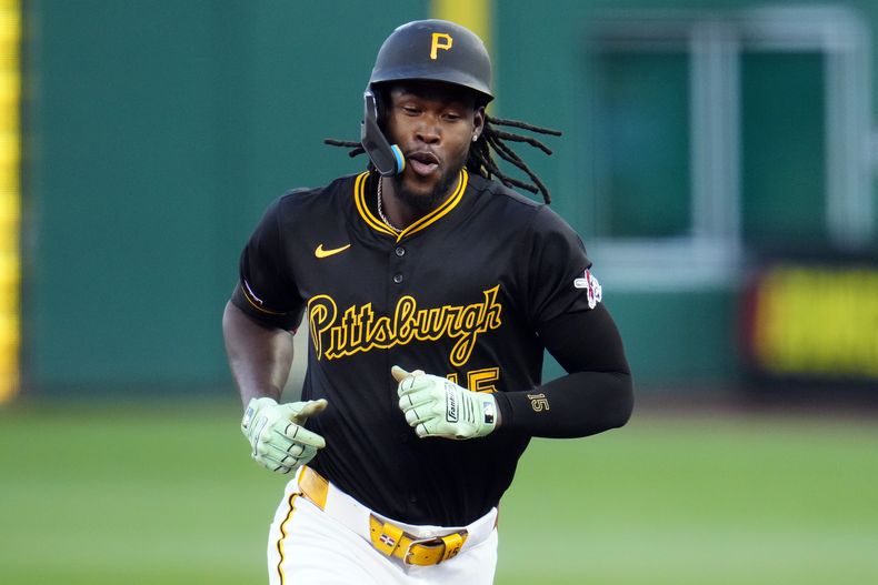 El dominicano Oneil Cruz, de los Piratas de Pittsburgh, recorre las bases luego de impactar un jonrón solitario ante el lanzador abridor mexicano de los Marlins de Miami, Valente Bellozo durante la primera entrada del juego de béisbol en Pittsburgh, el lunes 9 de septiembre de 2024. (AP Foto/Gene J. Puskar)