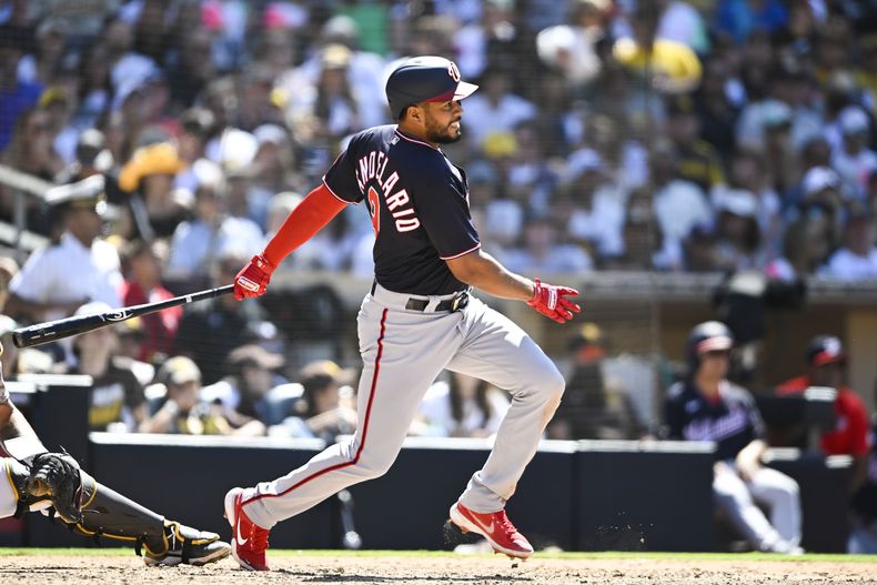 Jeimer Candelario, de los Nacionales de Washington, conecta un sencillo productor a los Padres de San Diego en la séptima entrada del partido en San Diego, el domingo 25 de junio de 2023. (AP Foto/Denis Poroy)