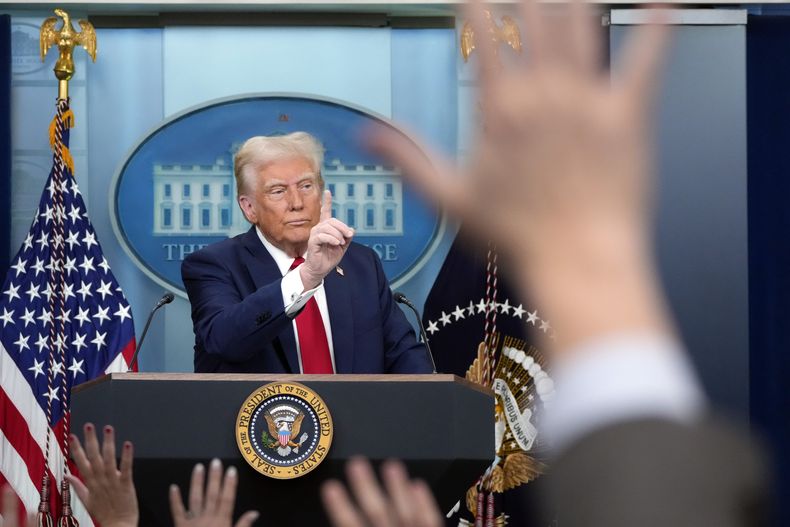 El presidente estadounidense Donald Trump en la sala de prensa de la Casa Blanca, en Washington, el jueves 30 de enero de 2025. (AP Foto/Alex Brandon)