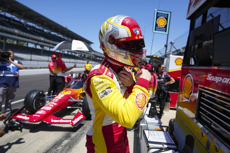 Josef Newgarden se alista para la práctica previa a la clasificación de las 500 Millas de Indianápolis, en el Indianapolis Motor Speedway, el domingo 18 de mayo de 2025, en Indianápolis. (AP Foto/Michael Conroy)