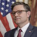 El presidente de la Cámara de Representantes, el republicano Mike Johnson, participa en la ceremonia de juramento del representante Michael Rulli, republicano de Ohio, en el Capitolio el martes 25 de junio de 2024, en Washington. (AP Foto/Mariam Zuhaib)