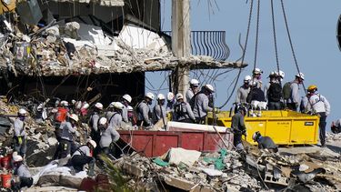 rescatistas en miami detectan nuevos tuneles dentro de los escombros, no pierden esperanza