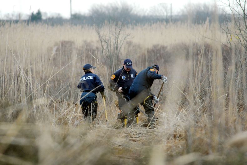 Policías buscan restos humanos en Oak Beach, Nueva York, el 12 de diciembre del 2011. (James Carbone/Newsday via AP, Pool)