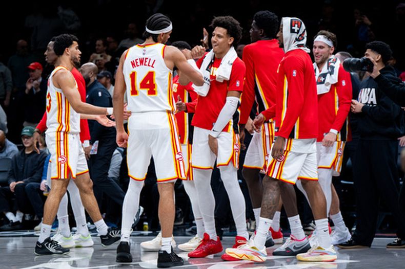 Los Hawks de Atlanta celebran su victoria sobre los Nets de Brooklyn, el viernes 3 de abril de 2026 (AP Foto/Angelina Katsanis)