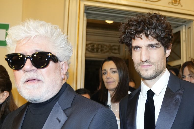 El director español Pedro Almodóvar, izquierda, y el actor francés Louis Garrel llegan al teatro La Scala para la función inaugural de temporada de Don Carlo de Giuseppe Verdi en el teatro La Scala de Milán el jueves 7 de diciembre de 2023. El reconocimiento de la ópera lírica italiana como Patrimonio Cultural Inmaterial de la Humanidad será exaltado el jueves con el estreno de “Don Carlo”. (Foto AP/Luca Bruno)